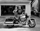 Tim Urbach és Rebecca Angel Tim 2013-as FLHP Harley Davidsonjával, Lakemore OH, 2017